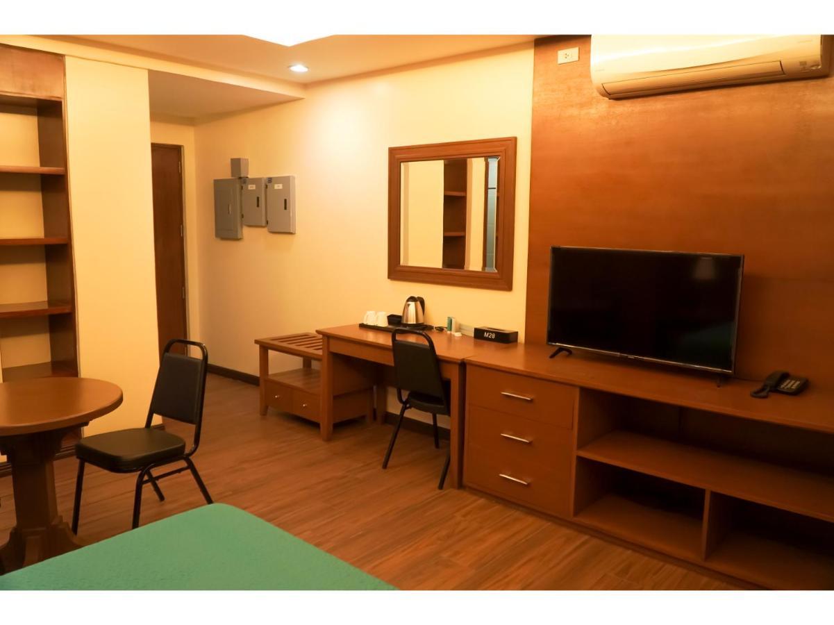 M28 Hotel And Apartments เกซอนซิตี้ ภายนอก รูปภาพ